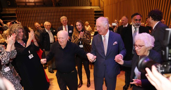 Król Karol III wziął udział w obchodach Chanuki w centrum społeczności żydowskiej w Londynie. Podczas wydarzenia brytyjski monarcha zatańczył z 93-letnią Evą Schloss, przyrodnią siostrą Anny Frank.