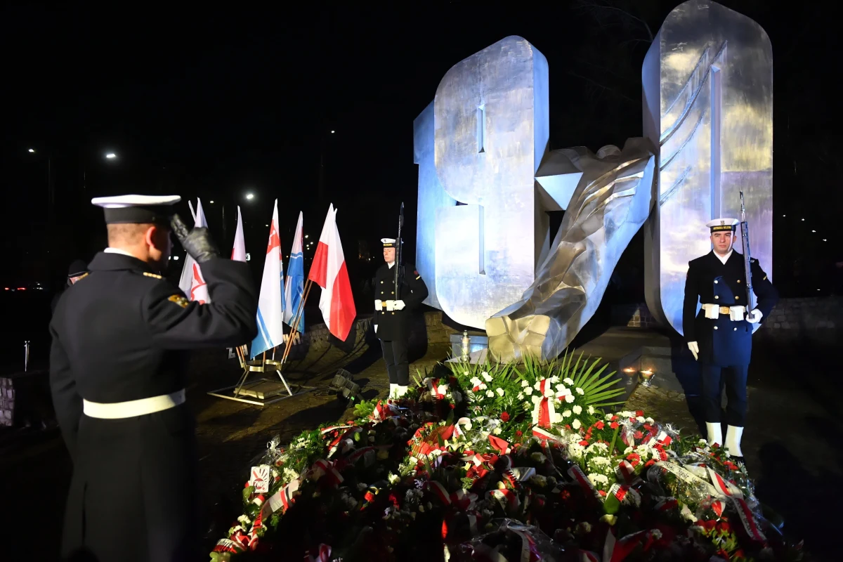 ​Przed pomnikiem Ofiar Grudnia 1970 w Gdyni odbyły się w sobotę uroczystości z okazji 52. rocznicy Grudnia '70. To właśnie w tym miejscu około godziny szóstej 17 grudnia 1970 r. padły strzały do robotników udających się do pracy.