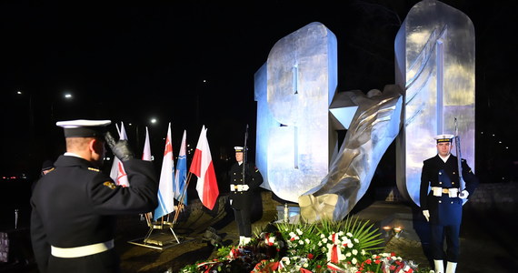 ​Przed pomnikiem Ofiar Grudnia 1970 w Gdyni odbyły się w sobotę uroczystości z okazji 52. rocznicy Grudnia '70. To właśnie w tym miejscu około godziny szóstej 17 grudnia 1970 r. padły strzały do robotników udających się do pracy.