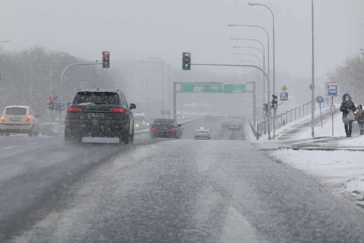 Od rana na mostach, wiaduktach i stromych ulicach w stolicy pracują posypywarki. Służby oczyszczania miasta działają na warszawskich mostach, wiaduktach i takich ulicach jak np. Dolna, Belwederska czy Spacerowa. To w sumie 240 km dróg - poinformował Zarząd Oczyszczania Miasta.