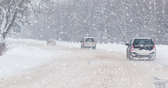 ​Na Podkarpaciu w sobotę główne trasy są przejezdne, na mniej uczęszczanych drogach zalega jednak błoto pośniegowe i warstwa zajeżdżonego śniegu. Kierowcom jazdę utrudnia ciągle padający śnieg.