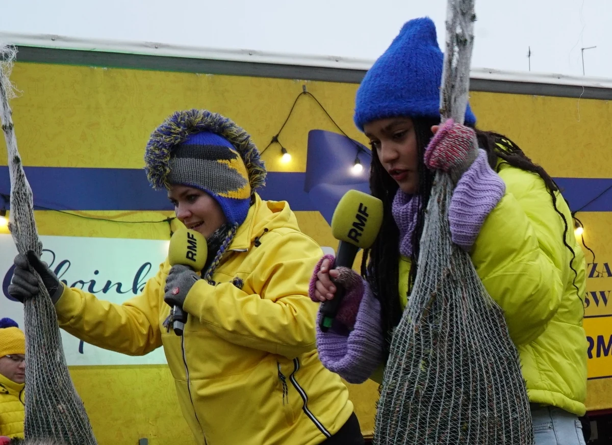 Sarę James, finalistkę amerykańskiego programu "America's Got Talent" i reprezentantkę Polski podczas Eurowizji dla Dzieci, a także Oskara Cymsa, znanego z takich utworów, jak "My Girl" czy "Daj mi znać" można było spotkać podczas wizyty żółto-niebieskiego konwoju z choinkami. Dziś akcja "Choinki pod choinkę od RMF FM" zawitała do Bydgoszczy i Inowrocławia, a jutro spotkacie nas w Bytomiu i Krakowie.