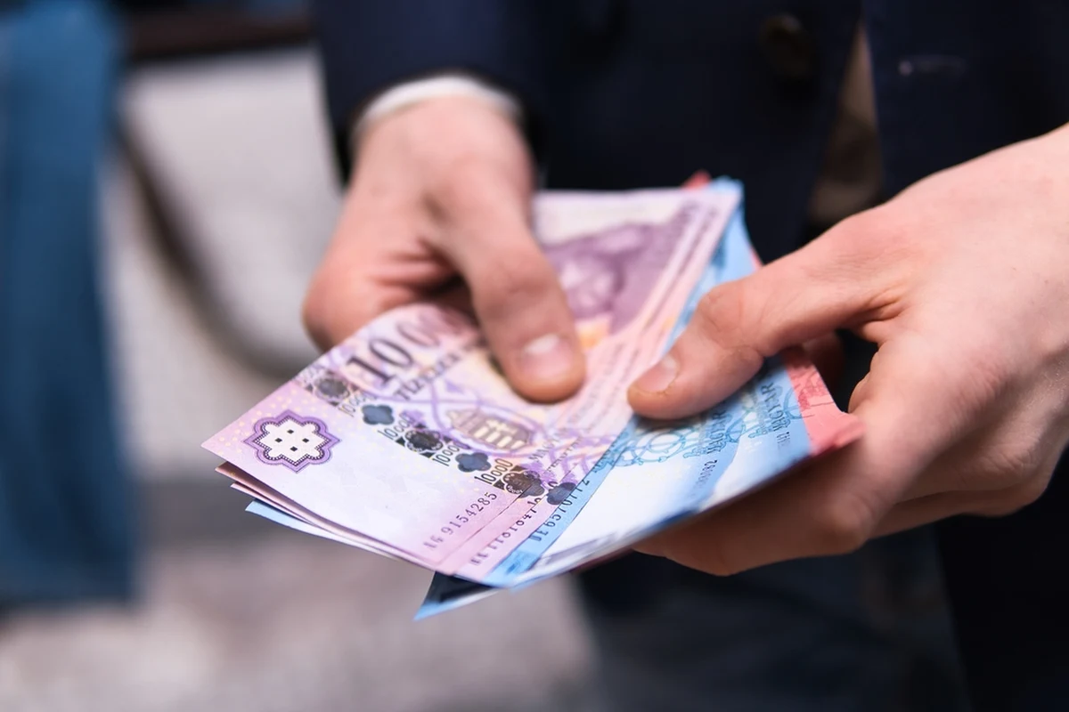 ​Biedniejmy, ale nie tak szybko jak większość zachodniego świata. Za przeciętną polską pensję można kupić coraz mniej, ale - jak wynika z najnowszych danych OECD (Organizacja Współpracy Gospodarczej i Rozwoju) - w innych krajach rozwiniętych, z powodu inflacji siła nabywcza średnich pensji spada jeszcze szybciej.