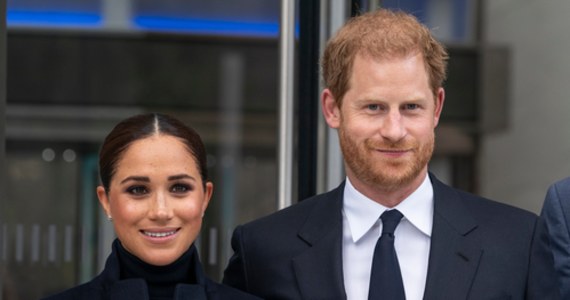 Brytyjski książę Harry i jego amerykańska żona Meghan zostaną zaproszeni na koronację Karola III w maju przyszłego roku, mimo że król jest poważnie dotknięty ich atakami wygłoszonymi w serialu Netflixa - podają w sobotę brytyjskie gazety.