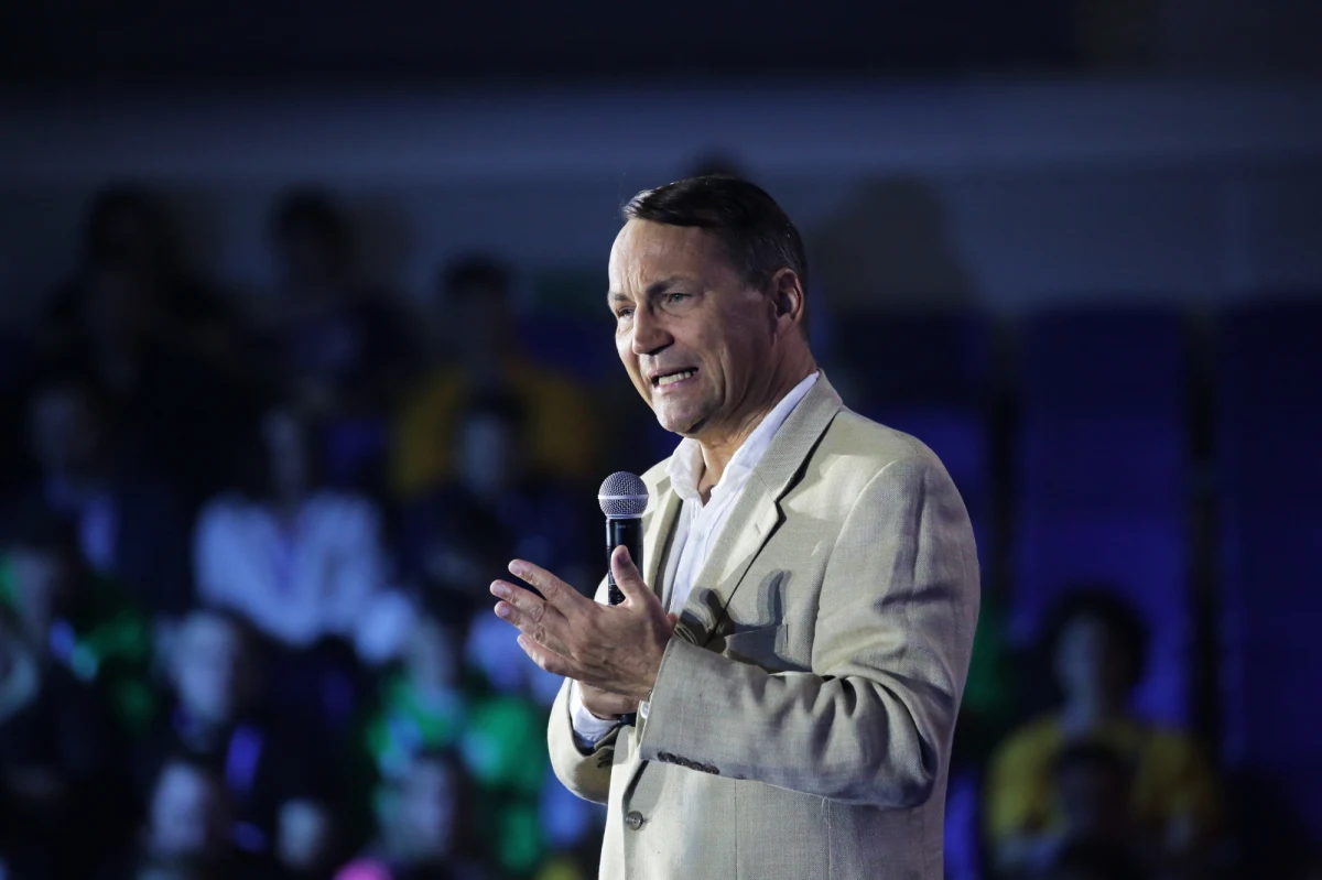 Po wybuchu skandalu korupcyjnego w Parlamencie Europejskim brukselski portal Politico opublikował artykuł o kontrowersyjnych praktykach europosłów i braku transparentności w PE. Dziennikarze zwrócili uwagę m.in. na to, że eurodeputowany PO Radosław Sikorski zarabiał 40 tys. euro miesięcznie "za nieokreślone ‘konsultacje’".