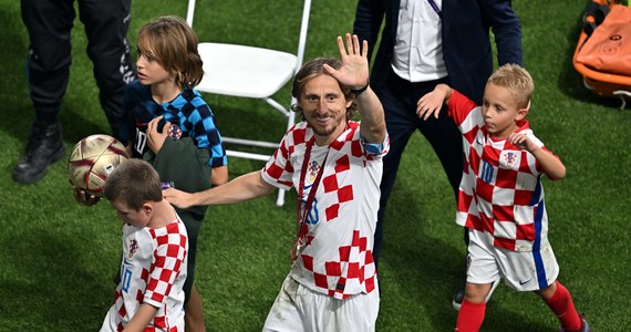 Chorwat Luka Modrić, który zajął z reprezentacją Chorwacji trzecie miejsce mistrzostw świata w Katarze, nie kończy kariery w kadrze narodowej. 37-letni piłkarz chce wystąpić w turnieju finałowym Ligi Narodów w 2023 roku.