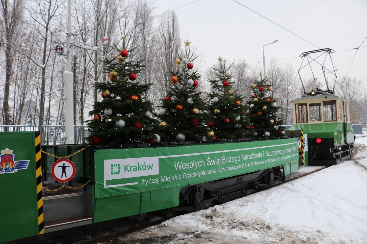 "Wesołych Świąt Bożego Narodzenia" - taki napis można zobaczyć na specjalnych świątecznych tramwajach Miejskiego Przedsiębiorstwa Komunikacyjnego w Krakowie. Jeden z tramwajów kursuje na trasie linii numer 1 lub 8, drugi to lokomotywa tramwajowa z lat dwudziestych ubiegłego wieku wraz z doczepionym wagonem technicznym. Oba pojazdy można zobaczyć na ulicach Krakowa.