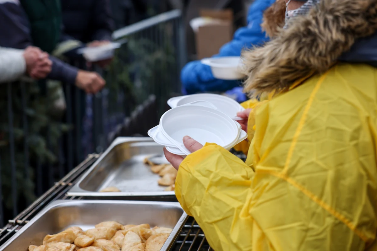 Na krakowskim Rynku Głównym odbyła się 26. Wigilia Jana Kościuszki dla Osób Bezdomnych i Potrzebujących. Na wielkim stole zostały podane pierogi, barszcz czerwony z uszkami, bigos i świąteczne słodkości.