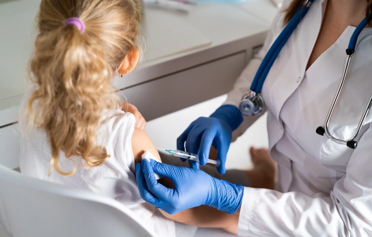 Bardzo małe jest zainteresowanie szczepieniami przeciwko koronawirusowi dla dzieci, które skończyły sześć miesięcy i nie mają jeszcze pięciu lat. Tej grupie wiekowej preparat podawany jest od poniedziałku. Jak ustalił reporter RMF FM, do piątku w całym kraju szczepionkę dostało zaledwie 157 dzieci. Skierowań wystawiono prawie dwa miliony.