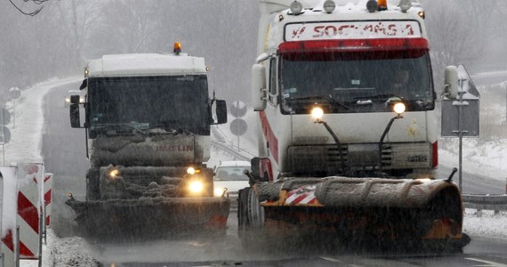 ​Na drogach wojewódzkich zalega zajeżdżony śnieg i błoto pośniegowe. Pracuje 40 piaskarek, solarek i pługów - przekazały lubelskie służby. W ciągu doby strażacy wyjeżdżali 88 razy w związku z opadami śniegu. 