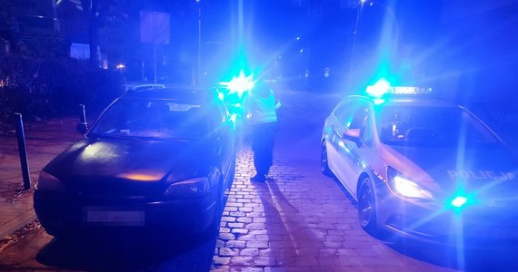 ​Wrocławscy policjanci zatrzymali podczas kontroli drogowej dwóch mężczyzn posiadających przy sobie narkotyki, dodatkowo 27-letni kierowca prowadził auto pod ich wpływem. Mężczyznom grozi teraz kara do trzech lat więzienia.