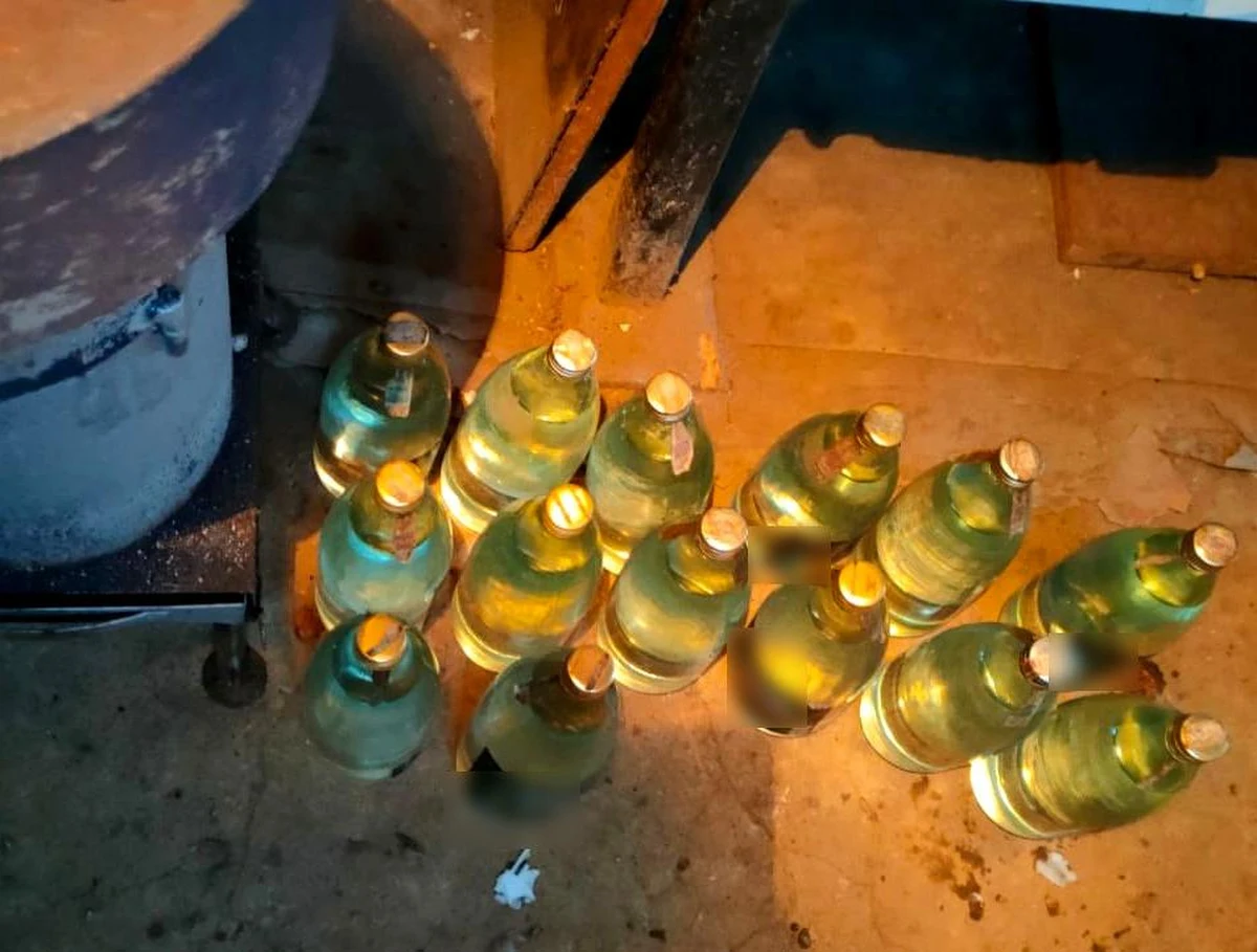 ​Piotrkowscy policjanci zabezpieczyli elementy aparatury do wyrobu tak zwanego bimbru, a także 126,5 litra gotowego już produktu. Nielegalny "punkt produkcyjny" funkcjonariusze ujawnili w mieszkaniu 65-latka. Za wyrabianie alkoholu bez zezwolenia grozi kara grzywny, ograniczenia wolności albo pozbawienia jej do roku.