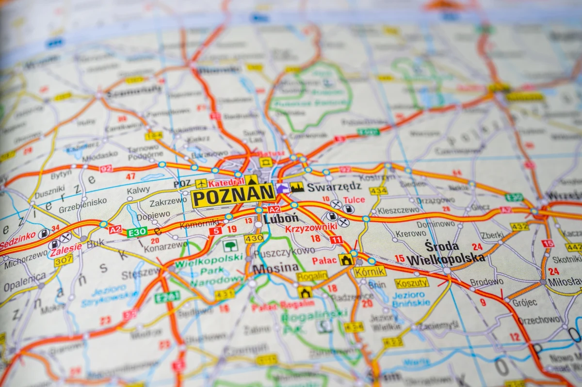 Podróżując po Wielkopolsce, można odwiedzić naprawdę wyjątkowe miejsca. Niektóre nazwy miejscowości potrafią wprawić w osłupienie. Inne powodują, że na twarzy pojawia się szeroki uśmiech. Portal gloswielkopolski.pl podał zestawienie 15 najśmieszniejszych i najzabawniejszych nazw wsi na tym terenie. 