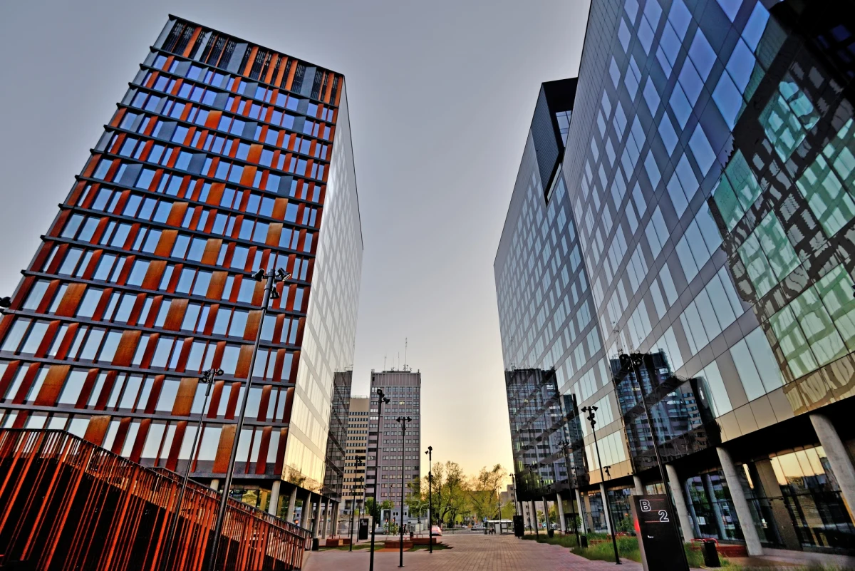 Trzy kolejne wieżowce przy al. Mickiewicza w Łodzi mają powstać w ramach specustawy mieszkaniowej "lex deweloper". Wniosek o lokalizację inwestycji już wpłynął do Rady Miejskiej w Łodzi - dzienniklodzki.pl.