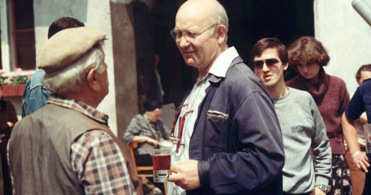 20 lat temu, 18 grudnia 2002 roku zmarł Jan Łomnicki, reżyser, współtwórca serialu "Dom", dokumentalista, który uwiecznił na taśmie filmowej Nikifora. "Nigdy nie sprzeniewierzył się własnym zasadom i poglądom. Jak dawał słowo, to go dotrzymywał" - mówił po śmierci Łomnickiego Jan Englert.