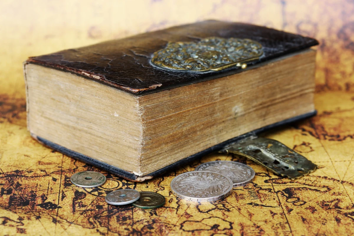 ​Stare szczecińskie domy kryją różnego rodzaju tajemnice. Jeden z mieszkańców Szczecina w remontowanym przez siebie mieszkaniu znalazł kilka drobiazgów z czasów kajzerowskich Niemiec - podaje portal 24kurier.pl.