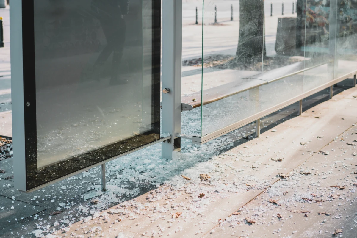 ​Już ponad 150 tysięcy złotych na naprawy uszkodzonych przystanków komunikacji miejskiej. Akty wandalizmu dotyczą najczęściej wybitych szyb. Koszty naprawy ponosi miasto, a w efekcie jego mieszkańcy.