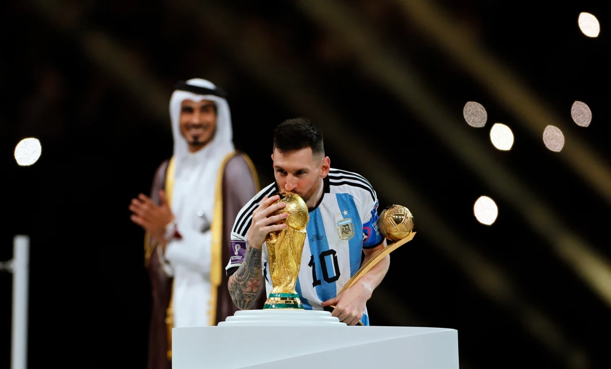 Argentyńczyk Lionel Messi po raz 26. wystąpił w piłkarskich mistrzostwach świata i został pod tym względem samodzielnym rekordzistą. Podczas mundialu w Katarze wybiegł w podstawowym składzie finałowego meczu z Francją (3:3 po dogrywce, karne 4-2).