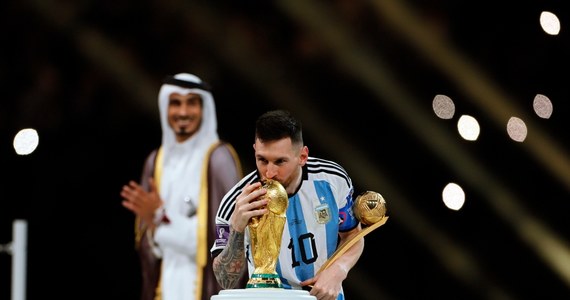 Argentyńczyk Lionel Messi po raz 26. wystąpił w piłkarskich mistrzostwach świata i został pod tym względem samodzielnym rekordzistą. Podczas mundialu w Katarze wybiegł w podstawowym składzie finałowego meczu z Francją (3:3 po dogrywce, karne 4-2).