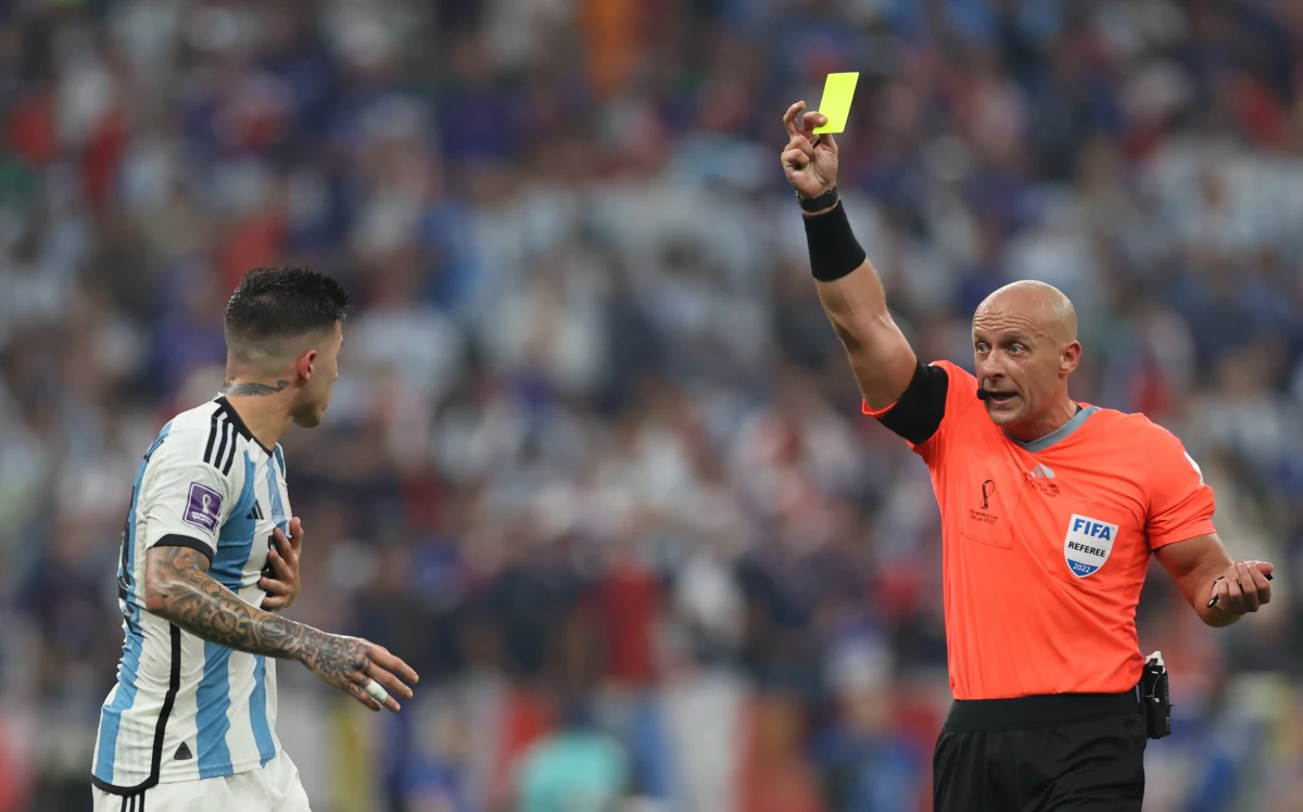 Prezes PZPN Cezary Kulesza pochwalił polskich arbitrów, którzy sędziowali finał piłkarskiego mundialu Argentyna - Francja. Głównym był Szymon Marciniak. "Klasa światowa" - podsumował ich postawę szef federacji. Triumfowała drużyna z Ameryki Południowej, po wygranej w rzutach karnych.