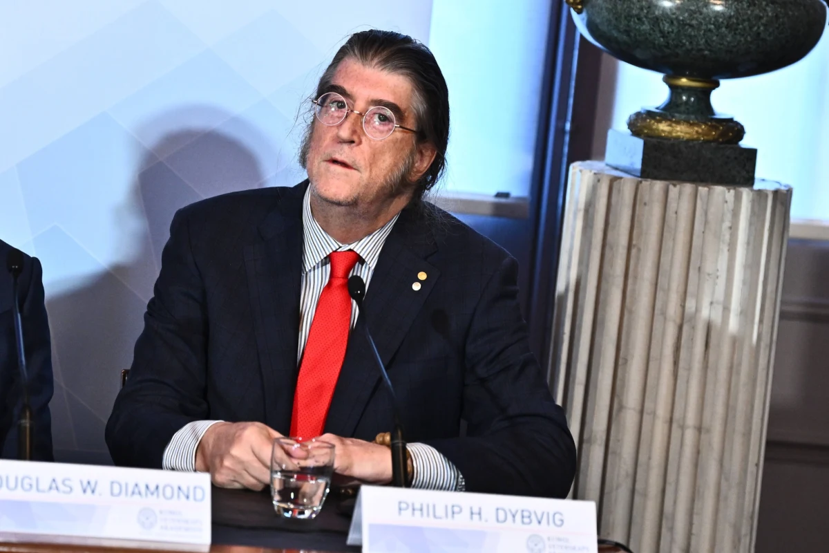 Tegoroczny laureat Nagrody Nobla w dziedzinie ekonomii profesor Uniwersytetu Waszyngtońskiego w St. Louis, Philip Dybvig, stanął w obliczu zarzutów o molestowanie seksualne. Oskarża go o to kilka studentek.