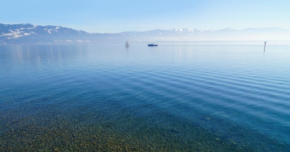Z dnia Jeziora Bodeńskiego po stronie szwajcarskiej skradziono ważący 800 kg pojemnik, który zawierał 230 litrów specjalnie przygotowywanego ginu - poinformował portal switzerlandtimes.ch.
