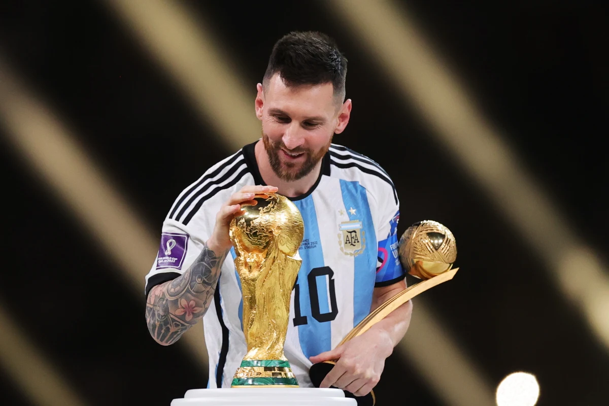 Triumfator mundialu Lionel Messi, dla którego zakończony właśnie turniej w Katarze był ostatnim tej rangi w karierze, na razie nie zamierza się rozstać się z reprezentacją Argentyny. "Chcę jeszcze zagrać kilka meczów jako mistrz świata" - przyznał słynny piłkarz.