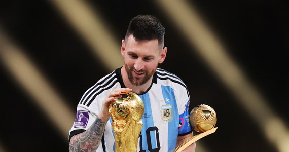 Triumfator mundialu Lionel Messi, dla którego zakończony właśnie turniej w Katarze był ostatnim tej rangi w karierze, na razie nie zamierza się rozstać się z reprezentacją Argentyny. "Chcę jeszcze zagrać kilka meczów jako mistrz świata" - przyznał słynny piłkarz.