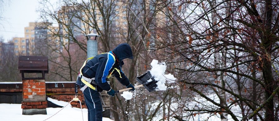 Odśnieżanie dachów regulują przepisy Prawa budowlanego. Za jego złamanie grożą kary, których nie szczędzą straż miejska i nadzór budowlany. Zalegający na dachach budynków mokry śnieg jest zagrożeniem dla konstrukcji budynków, a spadający z wysokości zagraża też ludziom.