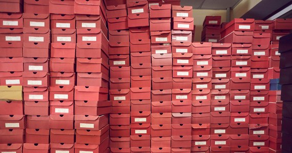 Łącznie 36 tysięcy par butów ukradli minionej nocy nieznani sprawcy z magazynu w miejscowości Kotorydz koło Tarczyna na Mazowszu - ustalili nieoficjalnie reporterzy RMF FM. Straty mają sięgać półtora miliona złotych. 