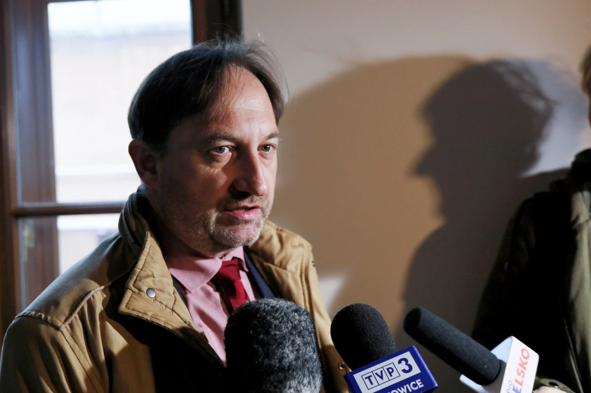 Jeden z zastępców burmistrza Cieszyna Przemysław Major znieważył publicznie premiera Mateusza Morawieckiego i pomówił instytucje państwowe, w tym straż graniczną, MON i MSWiA – tak uznał cieszyński sąd rejonowy. Major na swoim koncie w mediach społecznościowych napisał, że politycy PiS i strażnicy graniczni „niczym się nie różnią od nazistów. Niczym!”.