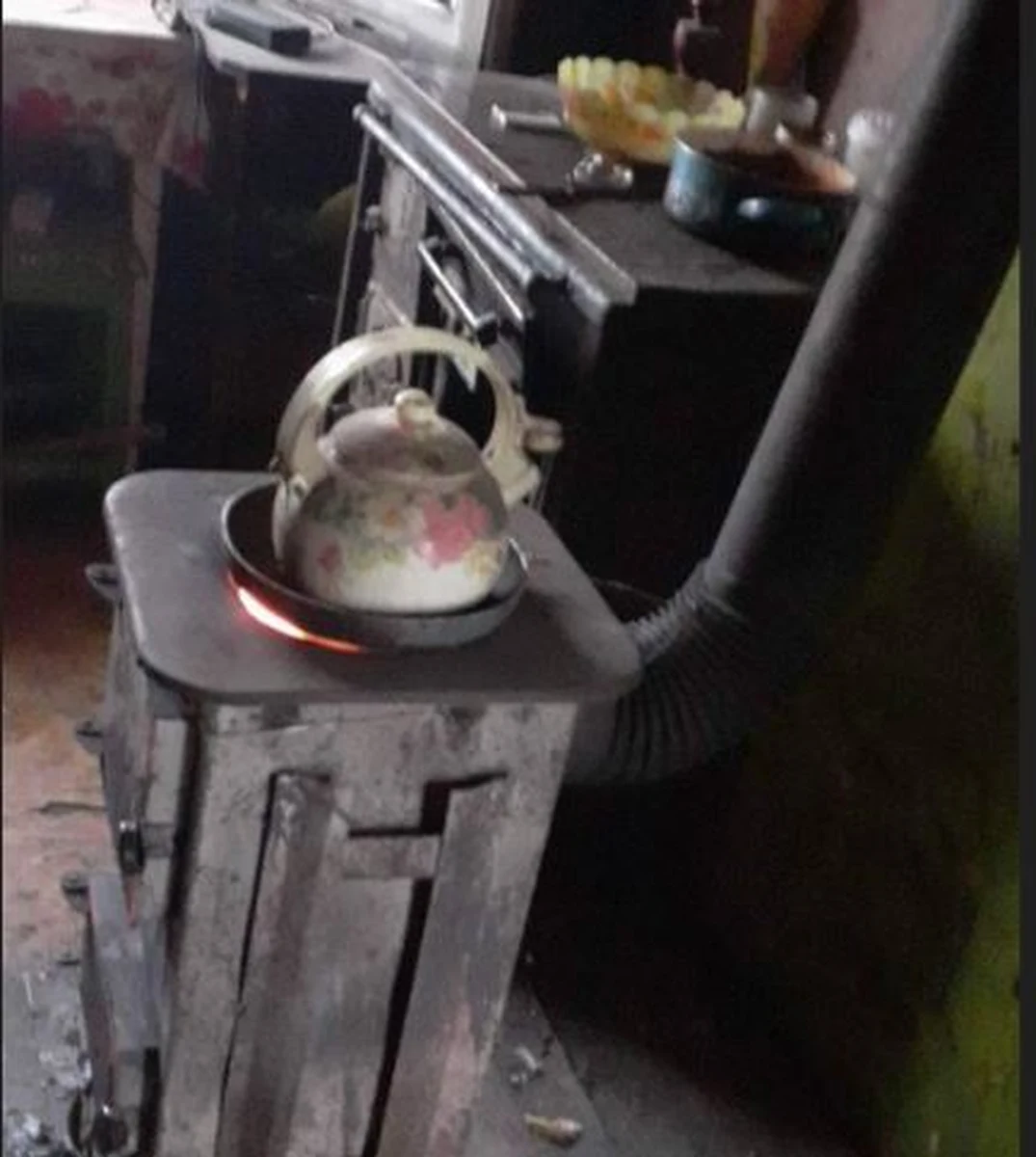 Zaledwie 4 stop. C wskazywał termometr w pomieszczeniu, w którym przebywał 66-letni mężczyzna. Był ubrany i leżał przykryty dwiema kołdrami. Mieszkańca gminy Brochów uratowali policjanci i pracownik Gminnego Ośrodka Pomocy Społecznej.

  