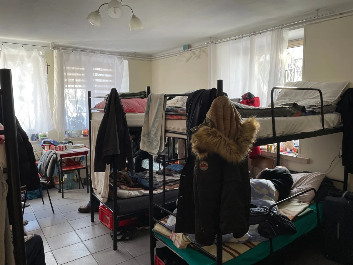 ​Dzisiejszej nocy w lubelskich noclegowniach było dużo więcej osób niż łóżek. W ogrzewalni u Brata Alberta trzeba było rozkładać materace. Ze względu na bardzo zimną noc i poranek, kiedy temperatura wynosiła nawet  minus 18 stopni C., dzisiaj bezdomni mogli zostać na cały dzień.