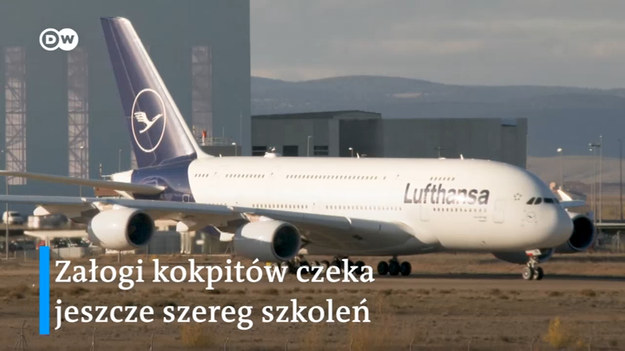  Jest to największy samolot pasażerski na świecie. W Airbusie A380 może zasiąść do 853 pasażerów. Ponieważ lot tym gigantem jest niezwykle przyjemny, ten typ samolotu był wśród podróżnych najpopularniejszy. Pandemia na chwilę uziemiła maszynę: za drogo, za mało elastyczna - mówili przewoźnicy. Teraz A380 dostaje drugą szansę. Także w największych niemieckich liniach lotniczych Lufthansa. 
