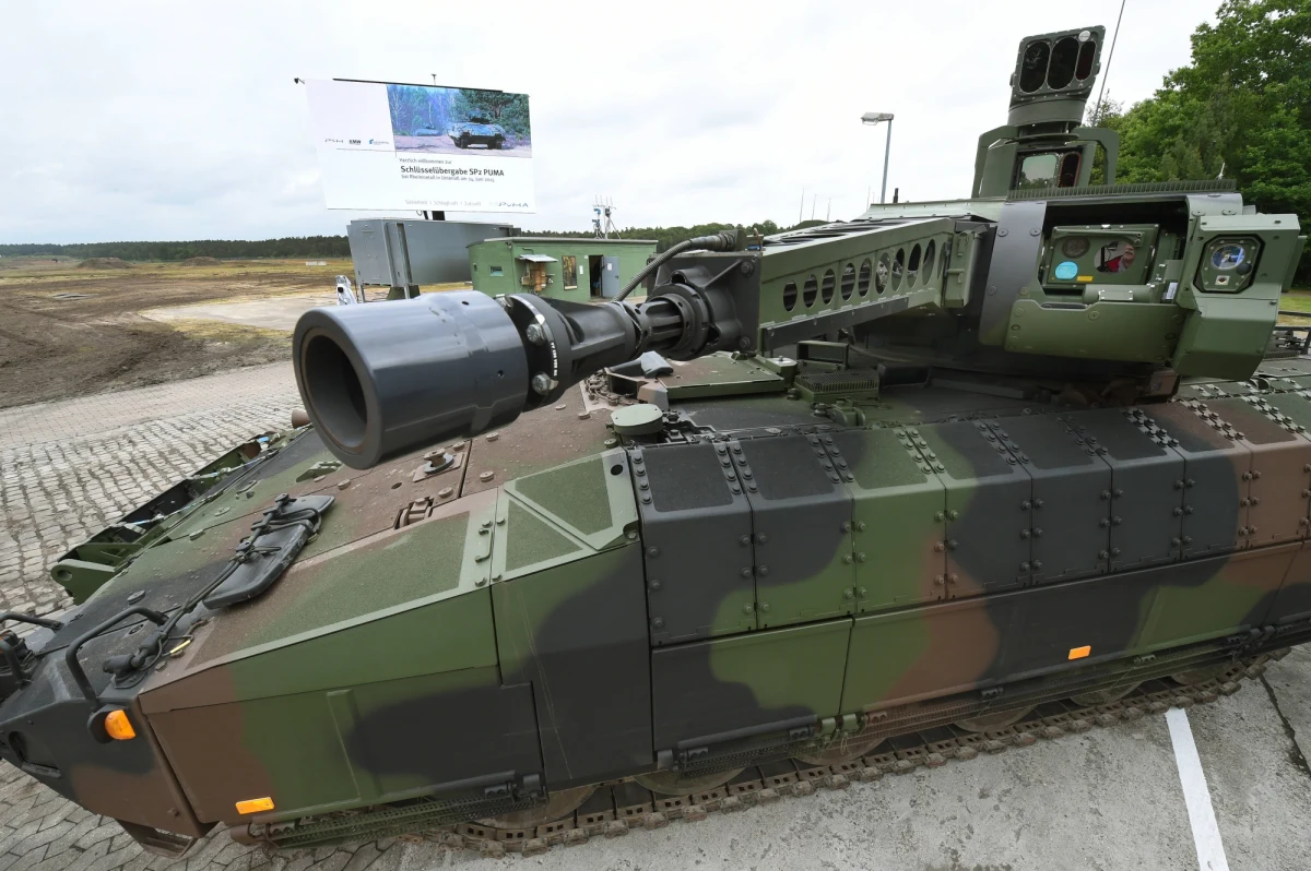 Podczas manewrów Bundeswehry awarii uległo 18 transporterów opancerzonych Puma, co wywołało duże zaniepokojenie polityków. Podkreślają, że planowana w ramach NATO dywizja staje się w tej sytuacji "farsą" – pisze portal dziennika "Welt". Kosztująca ok. 17 mln euro Puma jest najdroższym bojowym wozem piechoty na świecie.