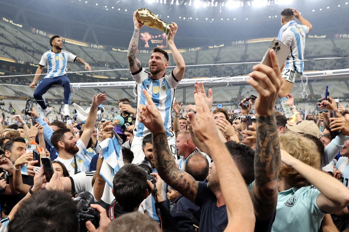 "To był zdecydowanie najlepszy finał mistrzostw świata, jaki pamiętam. Był to też najlepszy mecz tego mundialu. To było godne pożegnanie tego wspaniałego turnieju. Pomijając oczywiście fakt, jak do niego doszło, to rzeczywiście Katar sprezentował nam mistrzostwa świata marzeń w piłce nożnej" - tak o zakończonym już turnieju mówił w internetowym Radiu RMF24 były piłkarz reprezentacji Polski Kamil Kosowski. "Nie pamiętam Maradony aż tak bardzo, a żyję w erze Leo Messiego i Cristiano Ronaldo. Świat jest ciągle podzielony pomiędzy tych dwóch piłkarzy. Mimo że kibicowałem w finale bardziej Francji i Mbappe, to jednak Messiego, podnoszącego ten mistrzowski puchar, warto było zobaczyć" - zaznaczył rozmówca Tomasza Weryńskiego.