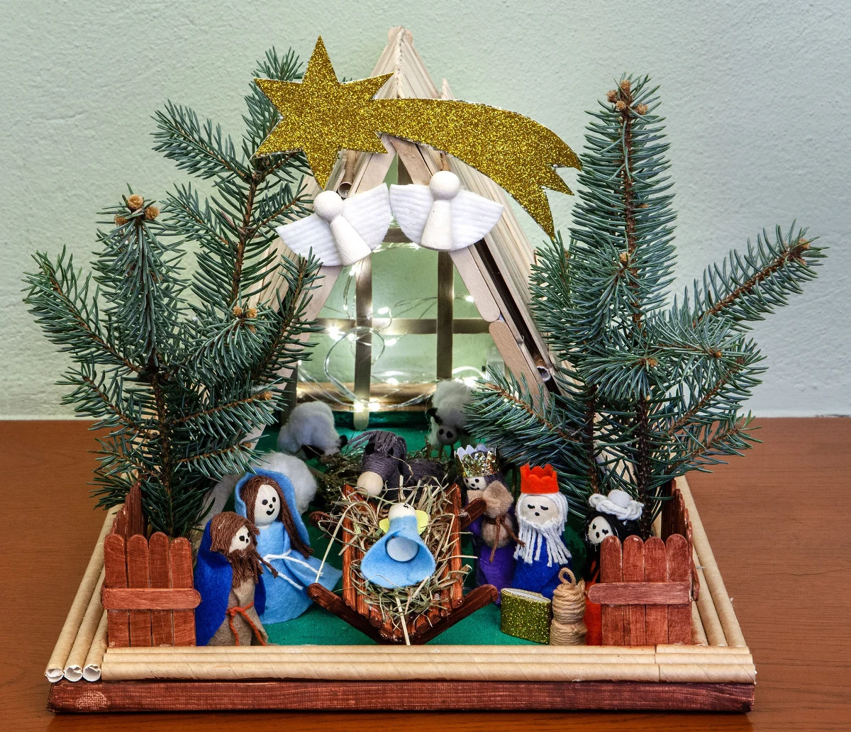 Szopki umieszczone w metalowej konewce, drewnianej solniczce czy starej gitarze, prace nawiązujące do toczącej się obecnie wojny, a także nawołujące do pokoju na świecie - takie między innymi realizacje można oglądać na pokonkursowej wystawie szopek betlejemskich. Ich autorami są dzieci i młodzież z Dolnego Śląska, uczestniczki i uczestnicy XXX edycji Wojewódzkiego Konkursu Rzeźbiarskiego organizowanego przez Galerię Twórczości Plastycznej Młodych działającą w Młodzieżowym Domu Kultury "Śródmieście" we Wrocławiu. Jak co roku zaskakuje wyobraźnia i kreatywność młodych autorów.