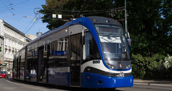 Policja i Miejskie Przedsiębiorstwo Komunikacyjne w Krakowie zacieśniają współpracę w zakresie wykorzystania nagrań monitoringu z autobusów i tramwajów.

