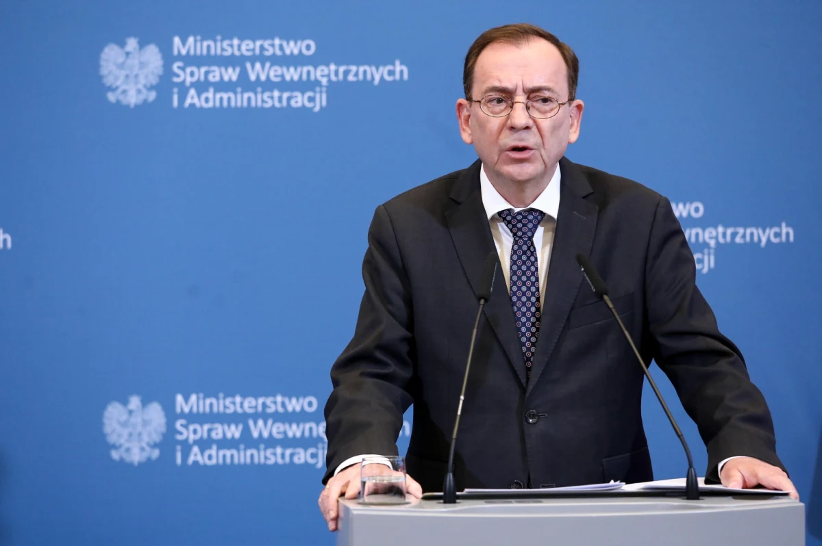 "Ucinając spekulacje medialne, wykluczam dymisję Komendanta Głównego Policji" - napisał na Twitterze szef MSWiA Mariusz Kamiński. Odniósł się w ten sposób do niepotwierdzonych informacji o poszukiwaniu przez MSWiA następcy gen. insp. Jarosława Szymczyka.