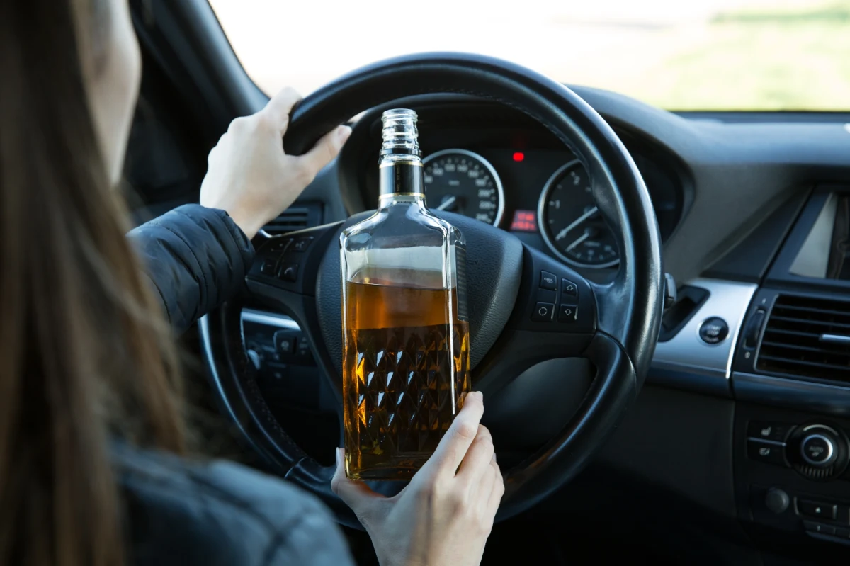 Dwa promile alkoholu miała 39-latka, która została zatrzymana na krajowej "siódemce" niedaleko Nidzicy w woj. warmińsko-mazurskim. Kobieta przewoziła autem czworo swoich dzieci w wieku od 3 do 16 lat. 