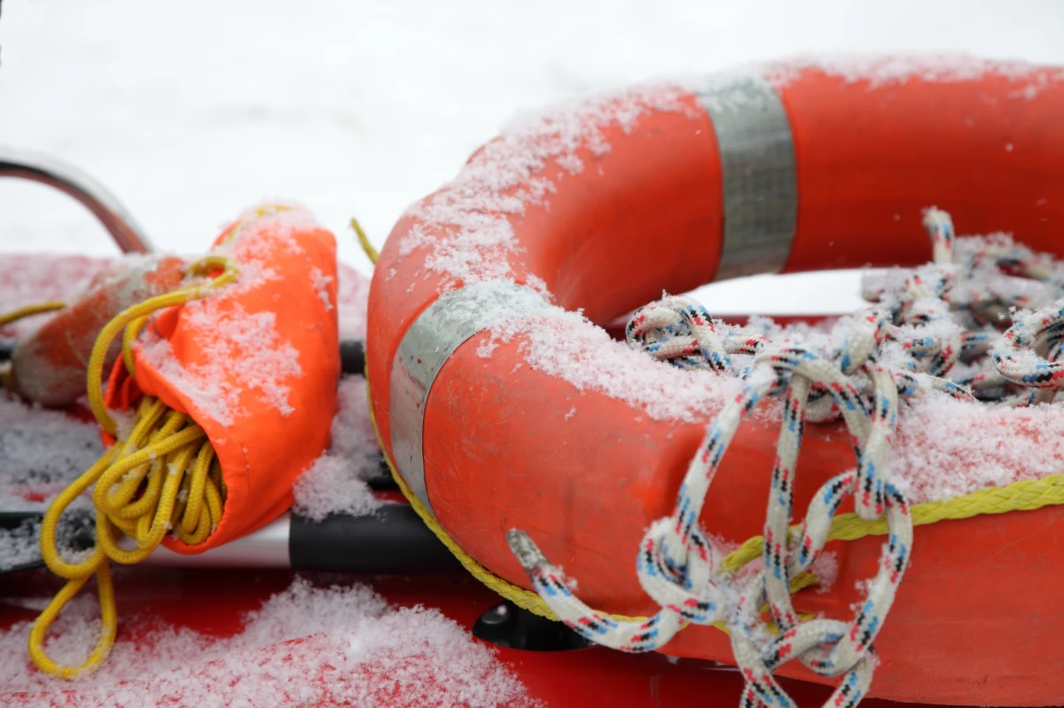 Mimo ostatnich mroźnych dni lód na jeziorach nie jest jednorodny i wchodzenie na niego może skończyć się tragicznie. W Ełku strażacy musieli interweniować, po tym jak wędkarz, który wszedł na taflę Jeziora Ełckiego nie miał już drogi powrotnej. Na szczęście nic mu się nie stało.