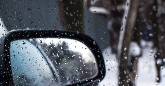 Instytut Meteorologii i Gospodarki Wodnej wydał ostrzeżenia pierwszego i drugiego stopnia przed marznącymi opadami. Obejmują one całą Polskę. 