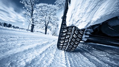 "Szklanka na drodze" i zamiecie śnieżne na Dolnym Śląsku. Kierowcy muszą uważać!