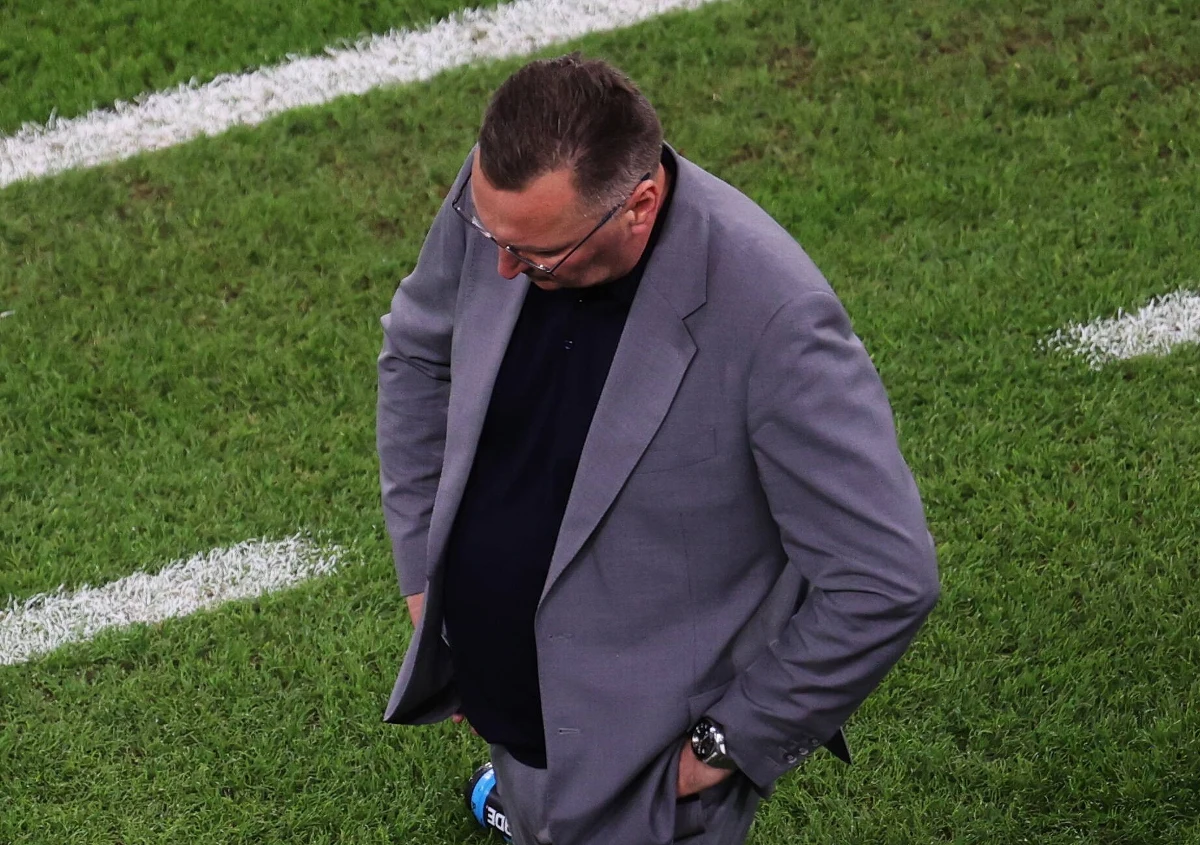 PZPN nie skorzystał z opcji automatycznego przedłużenia kontraktu z selekcjonerem kadry Czesławem Michniewiczem. Decyzja o tym, kto poprowadzi kadrę Polski powinna zapaść w najbliższych dniach. W komentarzach przeważają opinie, że szanse obecnego trenera na pozostanie na stanowisku są małe.