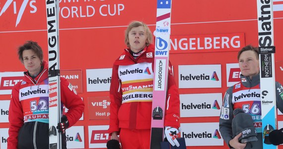 Dawid Kubacki wygrał niedzielne zawody Pucharu Świata w skokach narciarskich w szwajcarskim Engelbergu. Po konkursie, Polak wszedł na najwyższy stopień podium, a następnie odegrany został "Mazurek Dąbrowskiego" jednak w zwolnionym tempie. Dawid Kubacki nie krył irytacji.