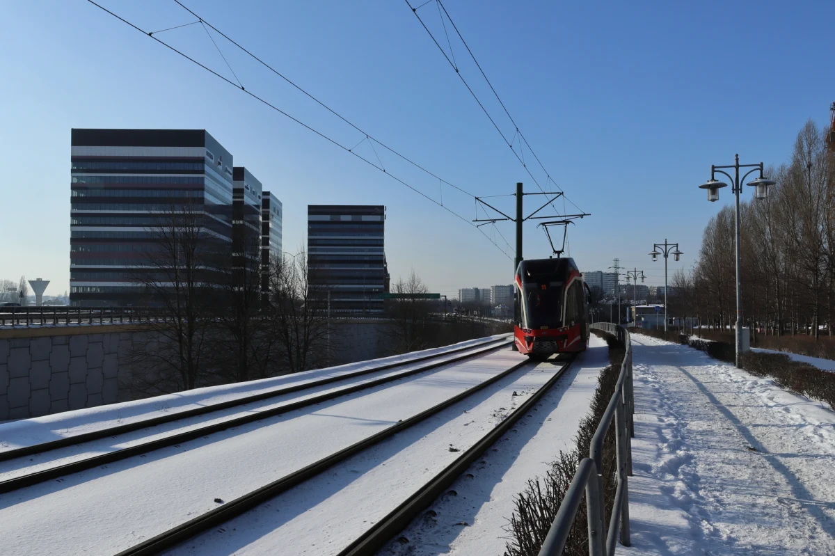 ​Nową linię tramwajową okalającą sosnowieckie osiedle Zagórze oddano oficjalnie do użytku. Budowę liczącego blisko 4 km przedłużenia obecnej linii nr 15 w Zagórzu samorządowa spółka Tramwaje Śląskie rozpoczęła jesienią 2020 r. Nowa trasa ma nieco ponad trzy kilometry, po drodze jest pięć przystanków. Przejazd trwa rozkładowo sześć minut.