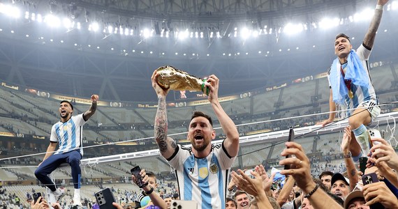 "Dziś futbol nadal piszę swoją historię, jak zawsze w zachwycający sposób. Messi wygrał swój pierwszy mundial, na który tak bardzo zasługiwał" - napisał legendarny brazylijski piłkarz Pele po zdobyciu przez Argentynę Pucharu Świata. "Z pewnością Diego się teraz uśmiecha" - dodał Brazylijczyk, wspominając gwiazdora Argentyny Diego Marodonę.