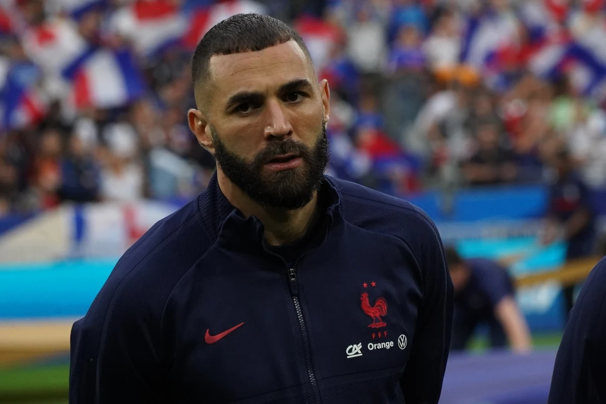Karim Benzema ogłosił zakończenie reprezentacyjnej kariery. Francuski napastnik opublikował w mediach społecznościowych tajemniczy wpis, w którym poinformował, że "napisał swoją historię i ta nasza się kończy". Wpis okrasił swoim zdjęciem w trykocie francuskiej kadry.