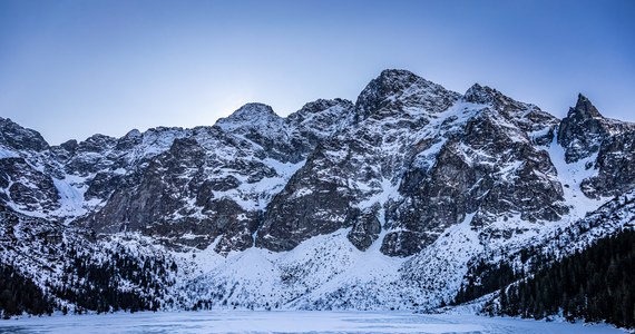 W najbliższych dniach czeka nas poważna zmiana pogody w Tatrach. Temperatura na Kasprowym Wierchu wzrośnie z minus 14 stopni do 5 na plusie. To może spowodować destabilizację pokrywy śnieżnej - ostrzega zastępca naczelnika TOPR Edward Lichota.