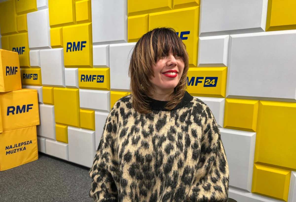 "Moje starsze córki są autystyczne, mają bardzo dużo nadwrażliwości. Wszystko, co nowe - je denerwuje. (...) Nie pamiętam wigilii, odkąd dziewczyny zaczęły chodzić - żebyśmy spokojnie usiedli i zjedli. Dziewczyny są nadaktywne i na to nie pozwalają" - mówi w Popołudniowej rozmowy w RMF FM pisarka Agnieszka Szpila, autorka głośnego tekstu publicystycznego o życiu z osobami niepełnosprawnymi, prywatnie matka dwóch niepełnosprawnych córek. "Wakacje, ferie, święta - to są najgorsze dni. Jesteśmy wtedy zdani sami na siebie. Asystent osoby niepełnosprawnej przychodzi do nas tylko 2 razy w tygodniu na określoną liczbę godzin. To 30 godzin w miesiącu" - dodaje w rozmowie z Kazimierą Szczuką.